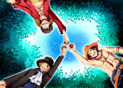 Sabo, Luffy y Ace brindando como hermanos