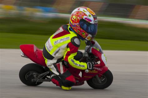 Niño en minimoto