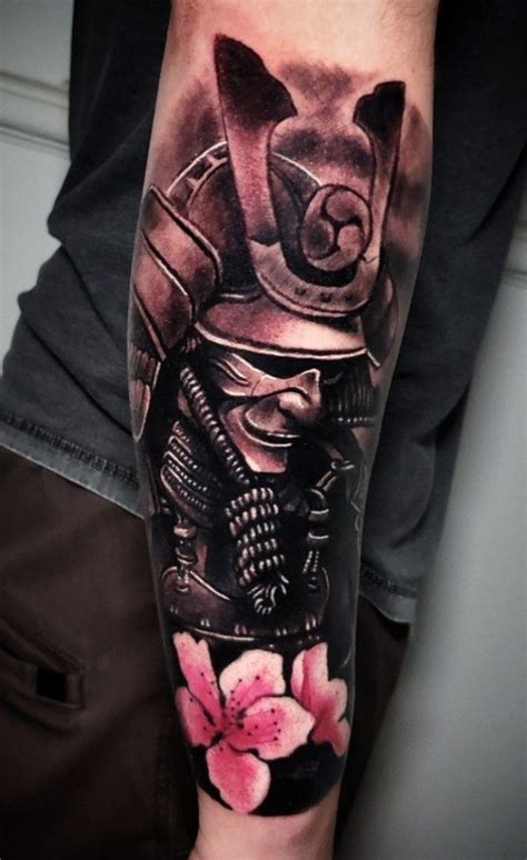 Ilustración de guerrero samurai con tatuaje de flor de cerezo