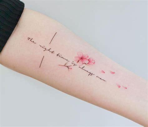 Diseño de tatuaje de flor de cerezo con un tigre