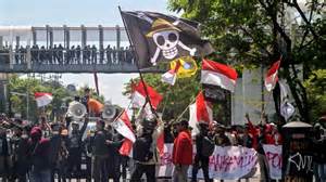 Manifestantes en Indonesia ondeando la bandera de One Piece