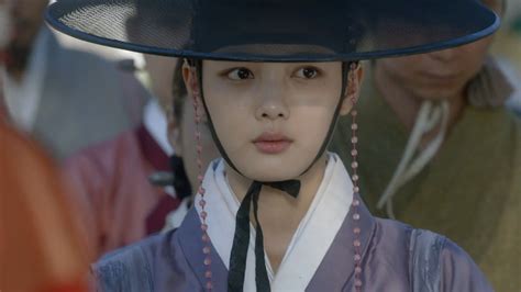 Manos entrelazadas bajo la luz de la luna