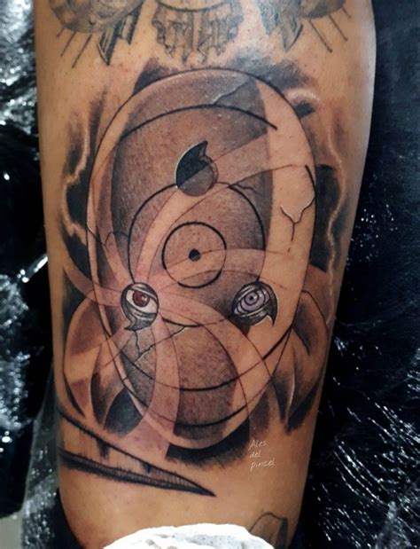 Tatuaje de Obito Uchiha en estilo japonés tradicional