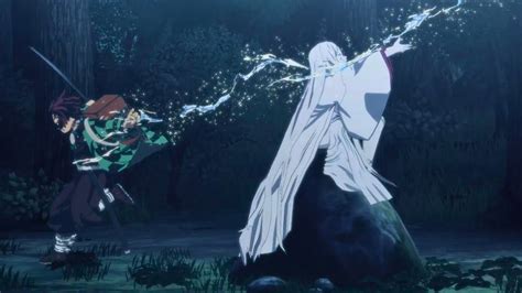 Rui atacando a Tanjiro con sus hilos