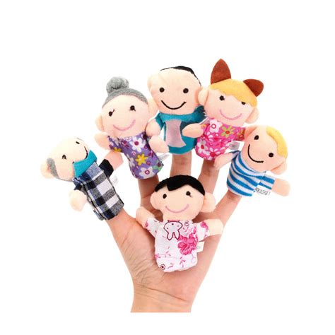 Una familia de títeres colgada del techo