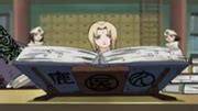 Tsunade estudiando para curar a Choji