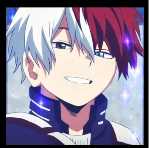 Shoto Todoroki sonriendo mientras usa su poder