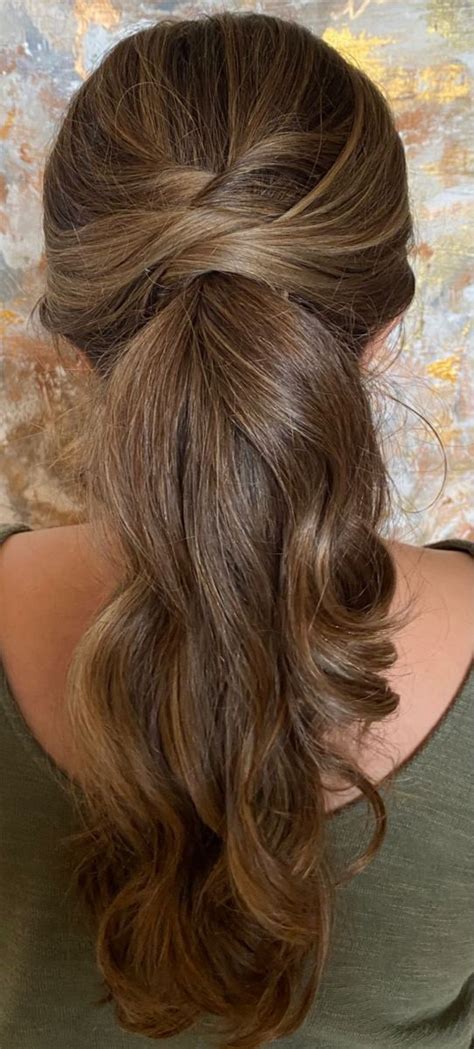 Chica rubia con pelo recogido en coleta, vestida con camisa azul marino y pantalones blancos.