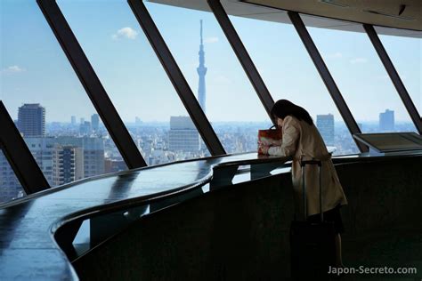 Interior del mirador principal de la Torre de Tokio con vistas a la ciudad