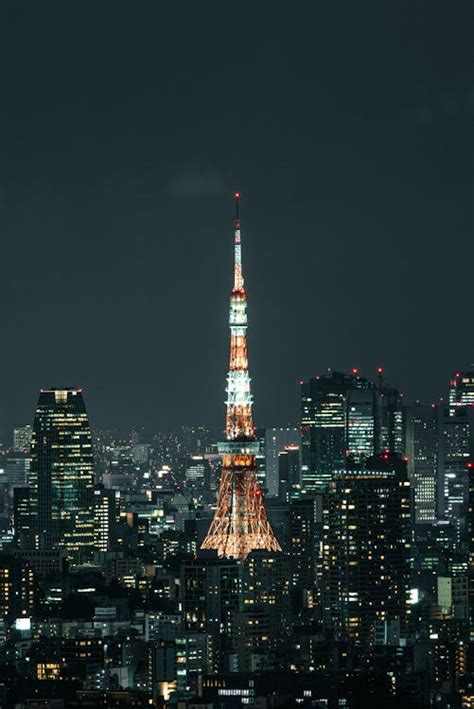 Torre de Tokio iluminada de noche en color rosa