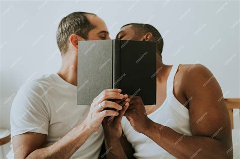Pareja gay abrazándose