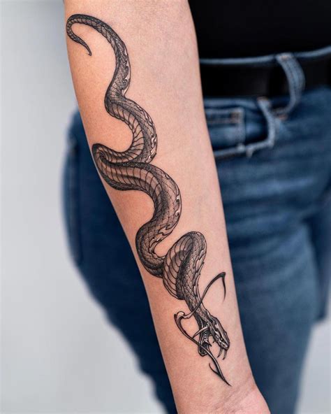 El tatuaje de la serpiente en el brazo de Diane