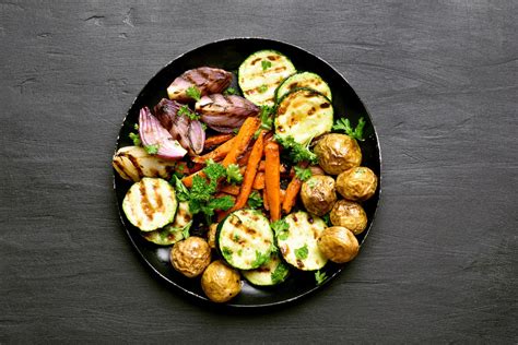 Platos veganos coloridos y apetitosos