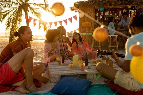 Imagen de una playa sueca con personas disfrutando del sol, indicando una normalidad aparente.