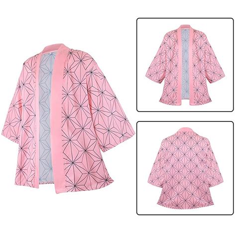 Nezuko reparando el haori de Giyu