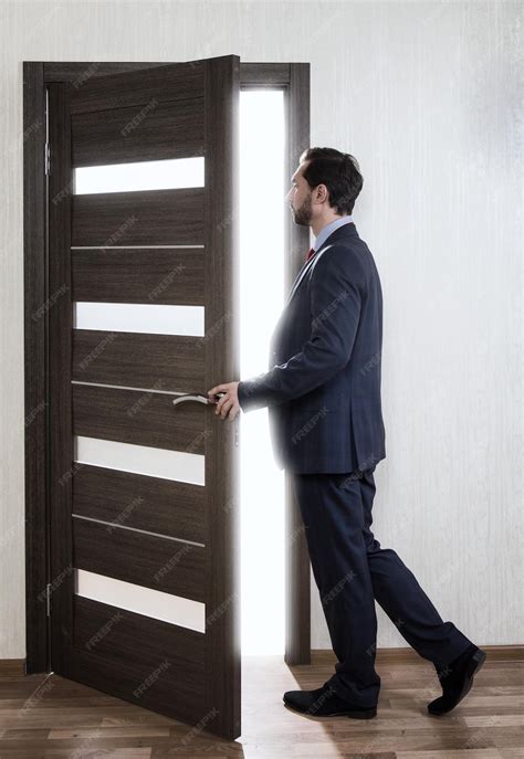 Nico Robin entrando en una puerta creada por Blueno