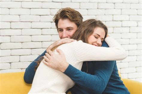 Pareja abrazándose felizmente