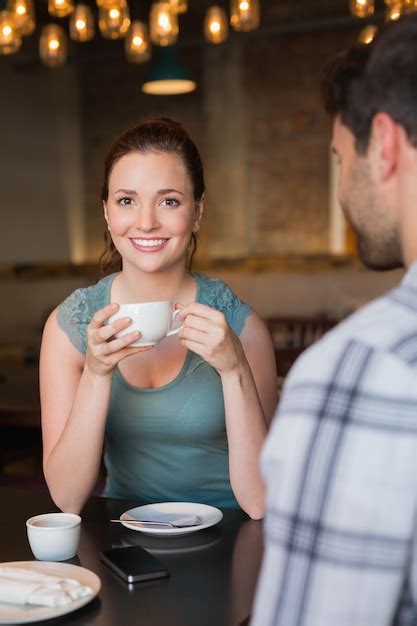 Pareja joven en un café