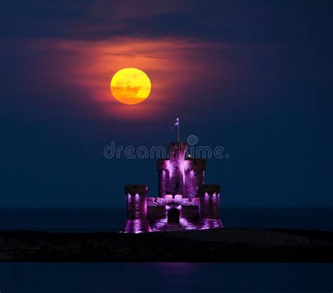 La luna púrpura sobre la isla