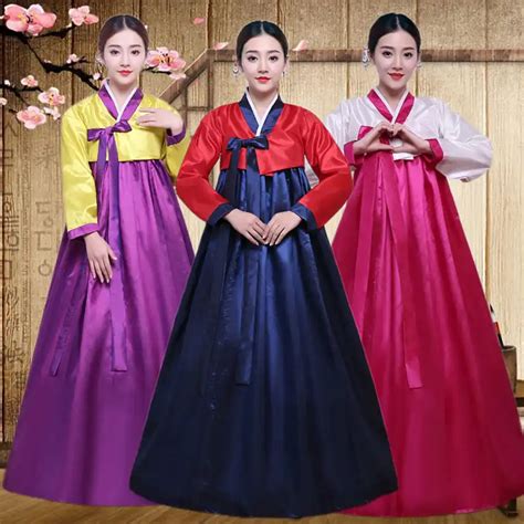 Personajes de manhwa con vestimenta tradicional coreana