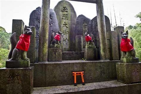 Santuario dedicado a Inari con estatuas de zorros