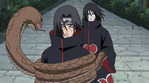 Itachi Uchiha enfrentándose a Orochimaru