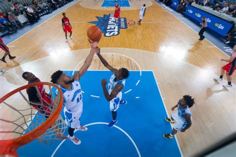 Escena de acción de un partido de baloncesto de Slam Dunk