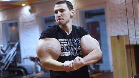 Kirill Tereshin mostrando sus bíceps con Synthol