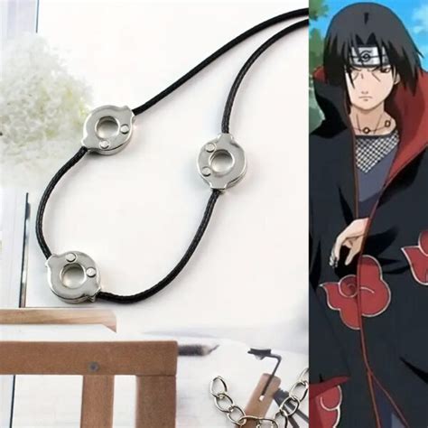 Collar de Itachi con el símbolo del Clan Uchiha