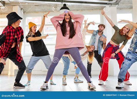 Chicas preparándose para un baile