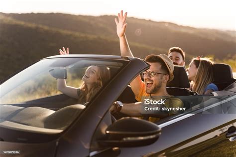Parejas jóvenes en un coche de lujo
