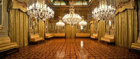 Salón de baile elegantemente decorado