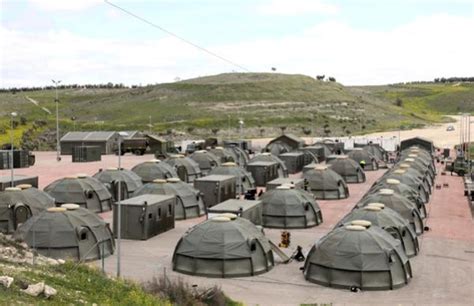 Representación artística del campamento militar en la selva