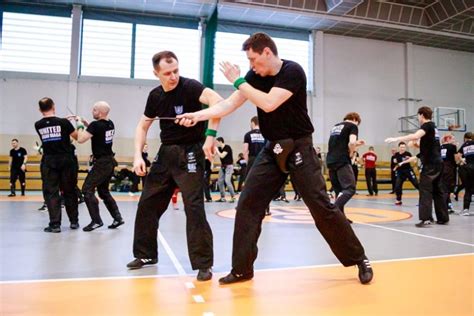 Policías entrenando técnicas de defensa personal