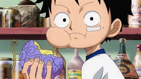 Monkey D. Luffy comiendo la Fruta del Diablo