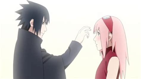 Sakura en posición de ataque frente a Sasuke