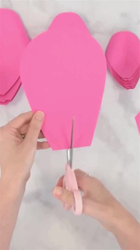 Pétalos de flores rodeando a un ninja