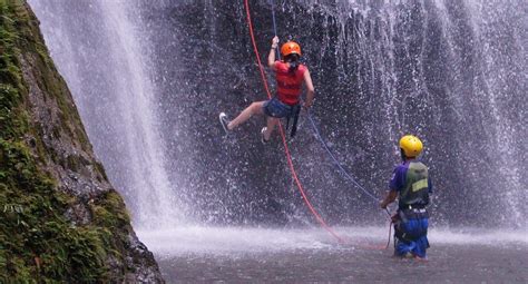 Persona haciendo rappel en un entorno natural