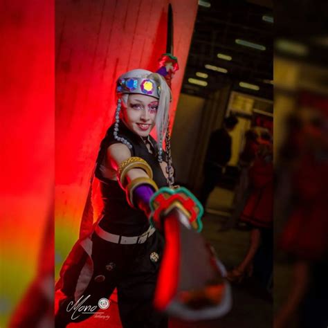 Tengen Uzui y los protagonistas disfrazados de mujeres