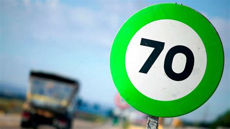 Señal de tráfico circular con borde verde indicando una velocidad recomendada