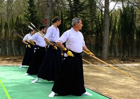 Practicante de Kyudo en acción