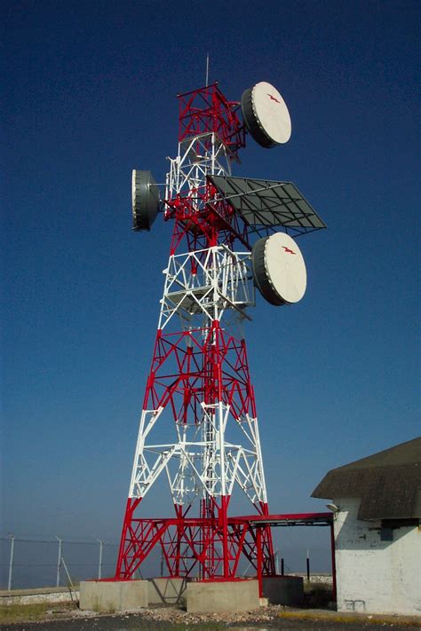 Antena de telecomunicaciones en un entorno rural montañoso