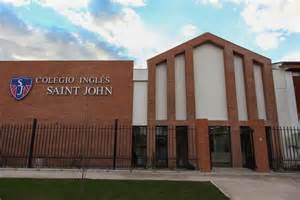 Directivos, docentes y personal administrativo del Colegio Inglés Saint John