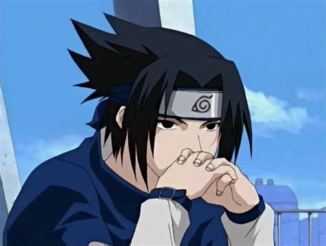 Sasuke pensativo en la biblioteca