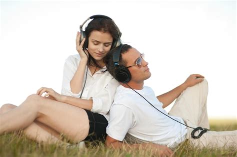 Una pareja joven escuchando música juntos.