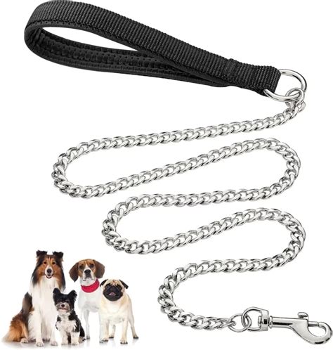 Nayuta controlando perros con cadenas