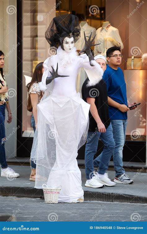 Hanare vestida como artista callejera