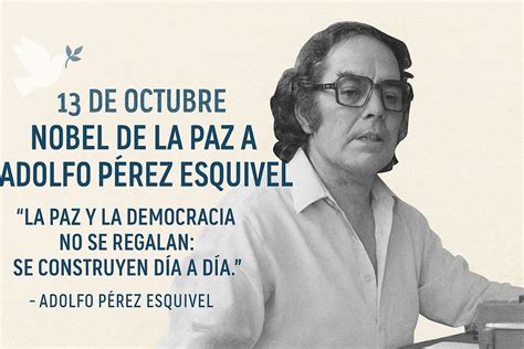 Adolfo Pérez Esquivel recibiendo el Premio Nobel de la Paz