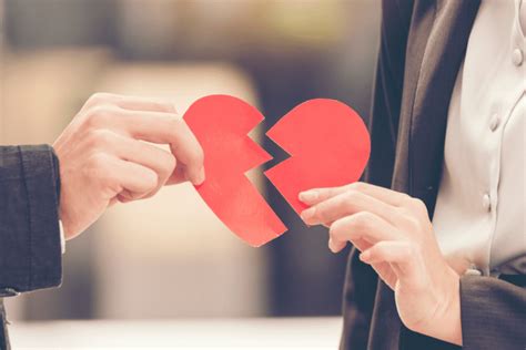 Corazón roto siendo reparado por manos