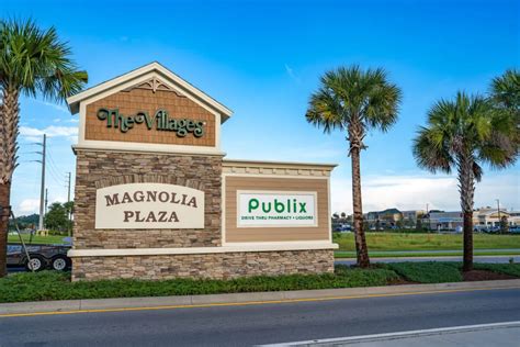 Plaza de Magnolia llena de tiendas